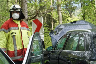 Neuenbuerg: Frontalzusammenstoss dreier Pkw fordert zwei Schwerverletzte und eine Leichtverletzte Person