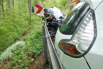 Neuenbuerg: Frontalzusammenstoss dreier Pkw fordert zwei Schwerverletzte und eine Leichtverletzte Person