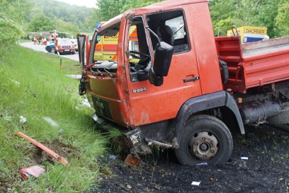 Keltern: schwerer Lkw Unfall fordert einen schwer Verletzten
