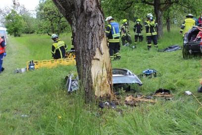 Affalterbach: Autofahrerin kracht gegen Baum und wird lebensgefaehrlich verletzt