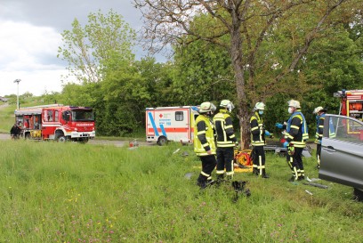 Affalterbach: Autofahrerin kracht gegen Baum und wird lebensgefaehrlich verletzt
