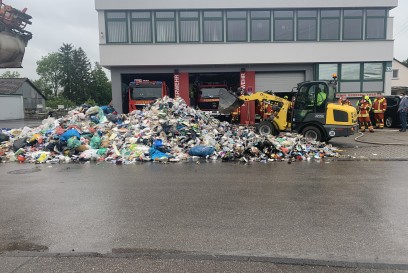 Grossbottwar: Ladung eines Muelllasters geraet in Brand