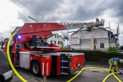 Esslingen-Zollberg: Rauch aus dem Dachstuhl sorgt fuer Feuerwehreinsatz