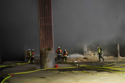 Korntal-Muenchingen: Brand von Restmuell auf Recyclinghof – starke Rauchentwicklung