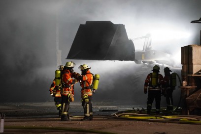 Korntal-Muenchingen: Brand von Restmuell auf Recyclinghof – starke Rauchentwicklung
