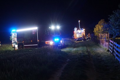 Niefern-Oeschelbronn: Gartenhuettenvollbrand - Feuerwehr im Einsatz