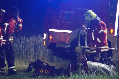 Niefern-Oeschelbronn: Gartenhuettenvollbrand - Feuerwehr im Einsatz