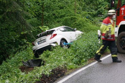 Neuenbuerg: Pkw kommt von Fahrbahn ab und kollidiert seitlich mit Baumstumpfen auf der K4581 - Fahrer fluechtet
