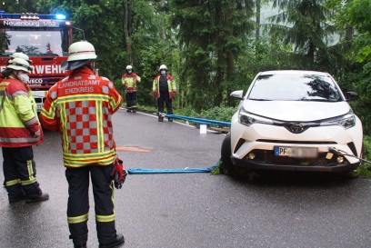 Neuenbuerg: Pkw kommt von Fahrbahn ab und kollidiert seitlich mit Baumstumpfen auf der K4581 - Fahrer fluechtet