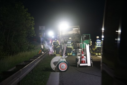 Sindelfingen:Lkw mit Strohballen faengt Feuer 