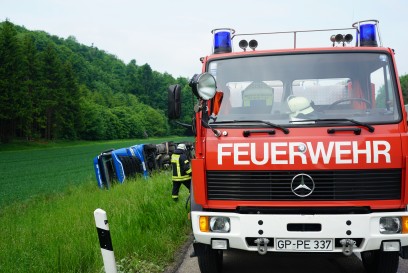 Hohenstadt: LKW kommt von Fahrbahn ab und kippt auf die Seite - 20 Killometer LKW Stau