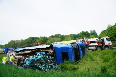 Hohenstadt: LKW kommt von Fahrbahn ab und kippt auf die Seite - 20 Killometer LKW Stau