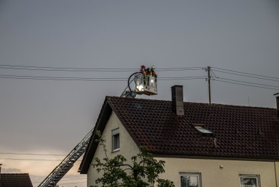 Herrenberg-Haslach: Dachstuhlband nach Blitzeinschlag in Doppelhaus
