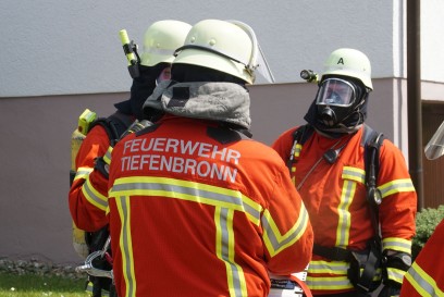 Tiefenbronn: Wohnungsbrand fuehrt zu einem Feuerwehreinsatz