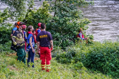 Wendlingen: Schlauchboot mit drei Personen besetzt muss aus Wasserwalze gerettet werden – Grosseinsatz auf dem Neckar