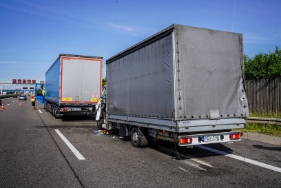 A8/Ostfildern: Transporter faehrt auf Sattelzug – 12 km Stau – Fahrer schwer verletzt 