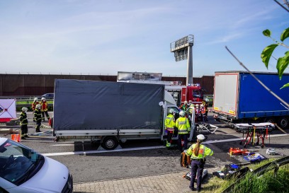 A8/Ostfildern: Transporter faehrt auf Sattelzug – 12 km Stau – Fahrer schwer verletzt 