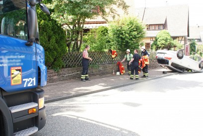 Straubenhardt: Pkw faehrt seitlich auf stehenden Pkw und ueberschlaegt sich - eine Person Verletzt