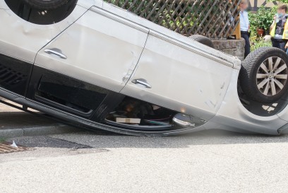 Straubenhardt: Pkw faehrt seitlich auf stehenden Pkw und ueberschlaegt sich - eine Person Verletzt