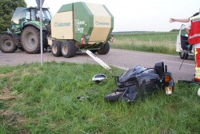 Muehlacker-Grossglattbach: schwerer Verkehrsunfall zwischen Roller und Trakor - Person in Lebensgefahr