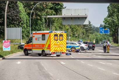 Sindelfingen: PKW dreht auf der Mahdentalstrasse - uerbesieht Motorradfahrer