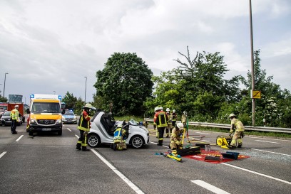Boeblingen: Smart nach Unfall umgekippt - Feuerwehr befreit Fahrerin