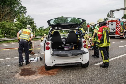 Boeblingen: Smart nach Unfall umgekippt - Feuerwehr befreit Fahrerin