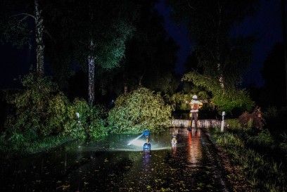 Ehingen-Risstissen: Unwetter laesst Baeume entwurzeln