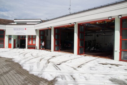 Weissach: Kurzes Unwetter sorgt fuer Hagel auf den Strassen 