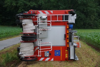 Leinfelden-Echterdingen: Feuerwehrfahrzeug kippt auf Feldweg um