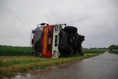 Leinfelden-Echterdingen: Feuerwehrfahrzeug kippt auf Feldweg um