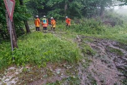 Uhingen-Baiereck: Strasse nach Unwetter ueberflutet - Strassen und Wiesen voll mit Hagelkoernern