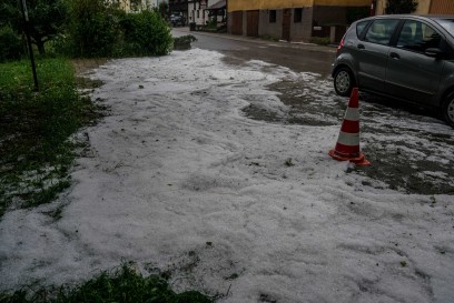 Uhingen-Baiereck: Strasse nach Unwetter ueberflutet - Strassen und Wiesen voll mit Hagelkoernern