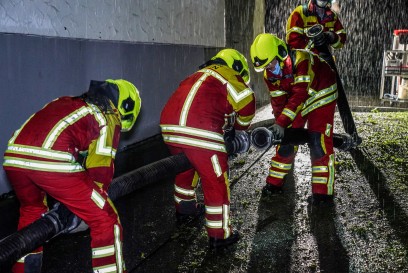 Notzingen: Unwetter laesst Strassen und Gebaeude voll laufen - Hagelkoerner meterhoch