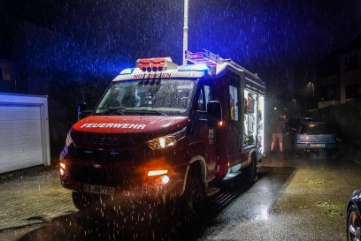 Notzingen: Unwetter laesst Strassen und Gebaeude voll laufen - Hagelkoerner meterhoch