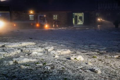 Wendlingen-Bodelshofen: Reiterhof wird von Hagel und Wasser ueberspuelt - Pkw von Baum getroffen - Fahrerin unverletzt