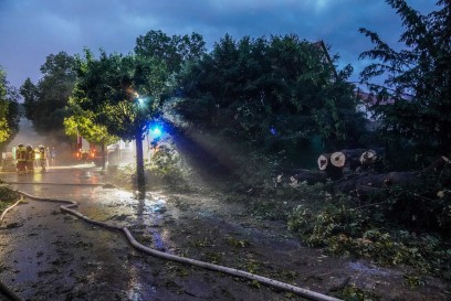 Wendlingen-Bodelshofen: Reiterhof wird von Hagel und Wasser ueberspuelt - Pkw von Baum getroffen - Fahrerin unverletzt
