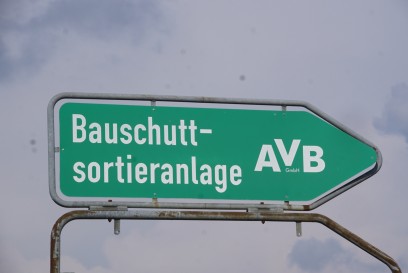 Berglen: Arbeiter in Bauschuttsortieranlage in Haecksler eingeklemmt- Rettungshubschrauber im Einsatz