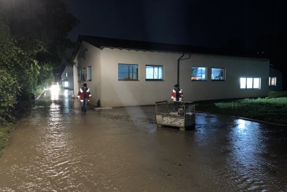 Dettenhausen: Frohnlach tritt ueber die Ufer