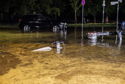 Aichtal: Stadtteile von Superzelle getroffen - Strassen, Gebaeude und das Feuerwehrhaus unter Wasser - Grosseinsatz fuer die Rettungskraefte