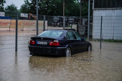 Aichtal: Stadtteile von Superzelle getroffen - Strassen, Gebaeude und das Feuerwehrhaus unter Wasser - Grosseinsatz fuer die Rettungskraefte