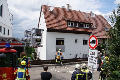 Steinheim a.d.Murr: Brand in Mehrfamilienhaus, Mehrere Personen sowie ein Hund werden aus den Flammen gerettet