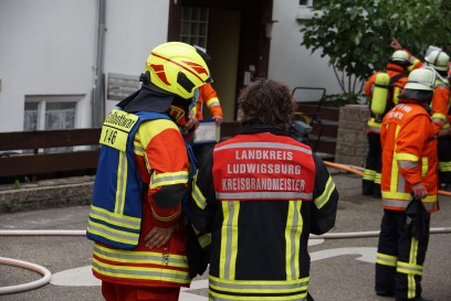 Steinheim a.d.Murr: Brand in Mehrfamilienhaus, Mehrere Personen sowie ein Hund werden aus den Flammen gerettet