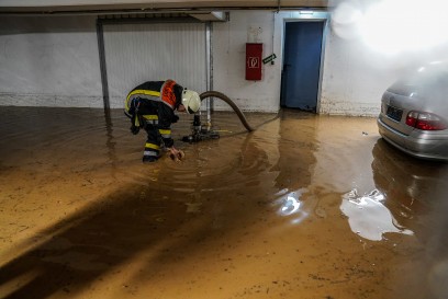 Weinstadt: Unwetter zieht ueber die Stadtteile und laesst Tiefgaragen und Strassen voll laufen