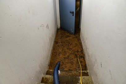 Weinstadt: Unwetter zieht ueber die Stadtteile und laesst Tiefgaragen und Strassen voll laufen