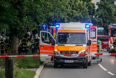 Sindelfingen: Zwei Verletzte nach Unfall - Feuerwehr befreit eine Person aus PKW