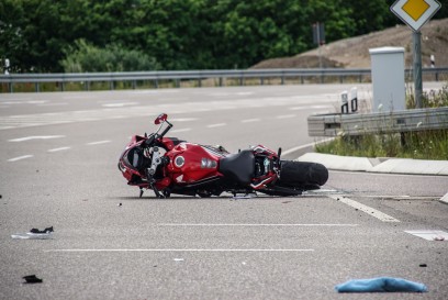 Sindelfingen: PKW uebersieht Motorrad an einer Ampel