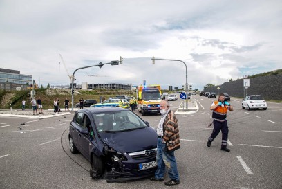 Sindelfingen: PKW uebersieht Motorrad an einer Ampel