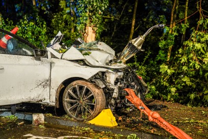 Backnang: Vermutlich ueberhoehter Geschwindigkeit mit Pkw gegen Baeume und Gelaender geprallt – mehrere Verletzte 