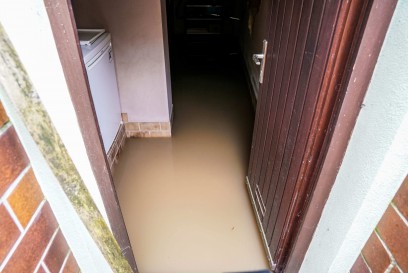 Weinstadt-Endersbach: Ueber 10 Keller mit Wasser voll gelaufen - Feuerwehr sucht nach der Ursache 